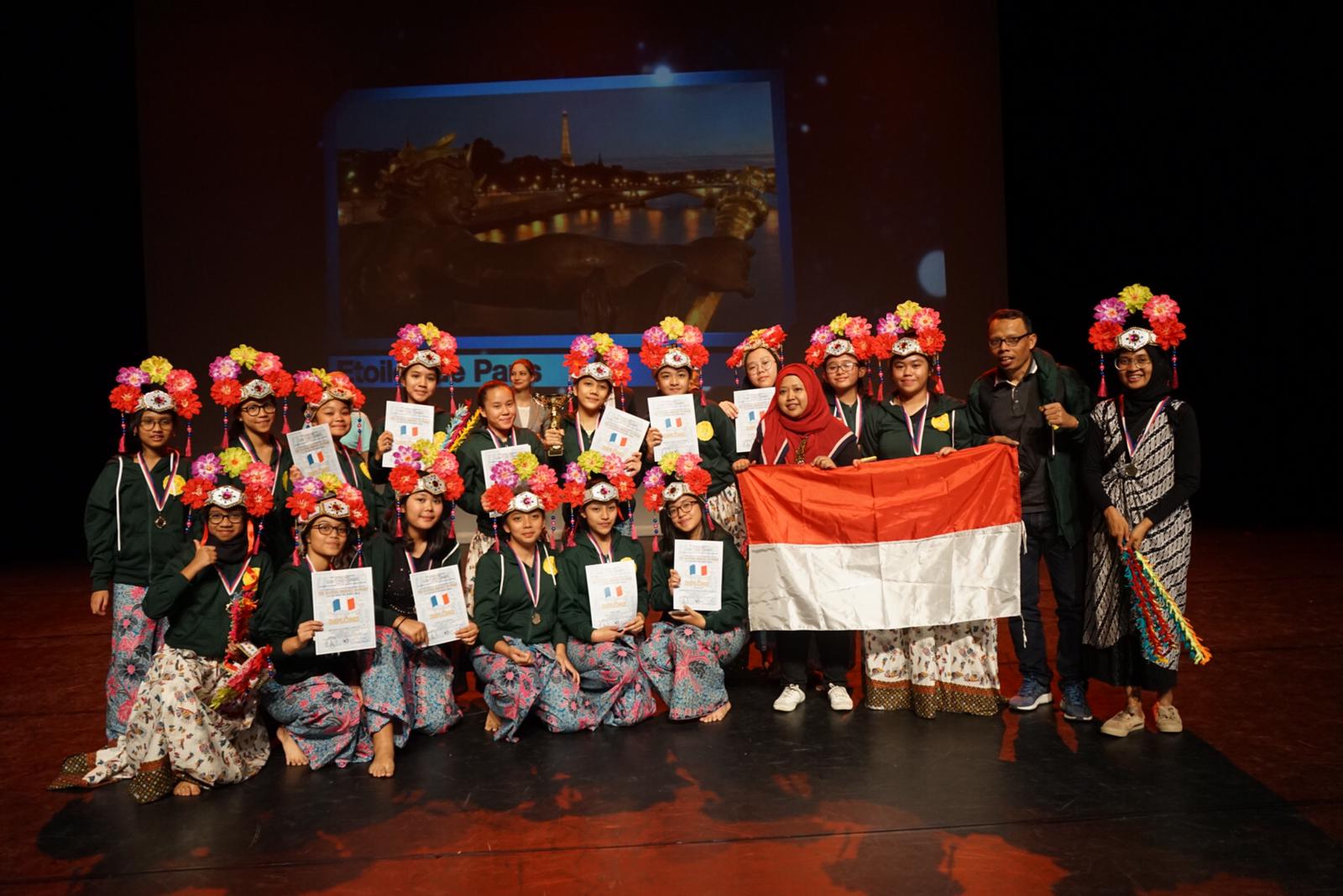 You are currently viewing Tim Tari SMP Labschool Jakarta Juara 1 dalam Kejuaraan 15TH International Competition and Festival Of Folklore, Dance And Music Etoiles De Paris