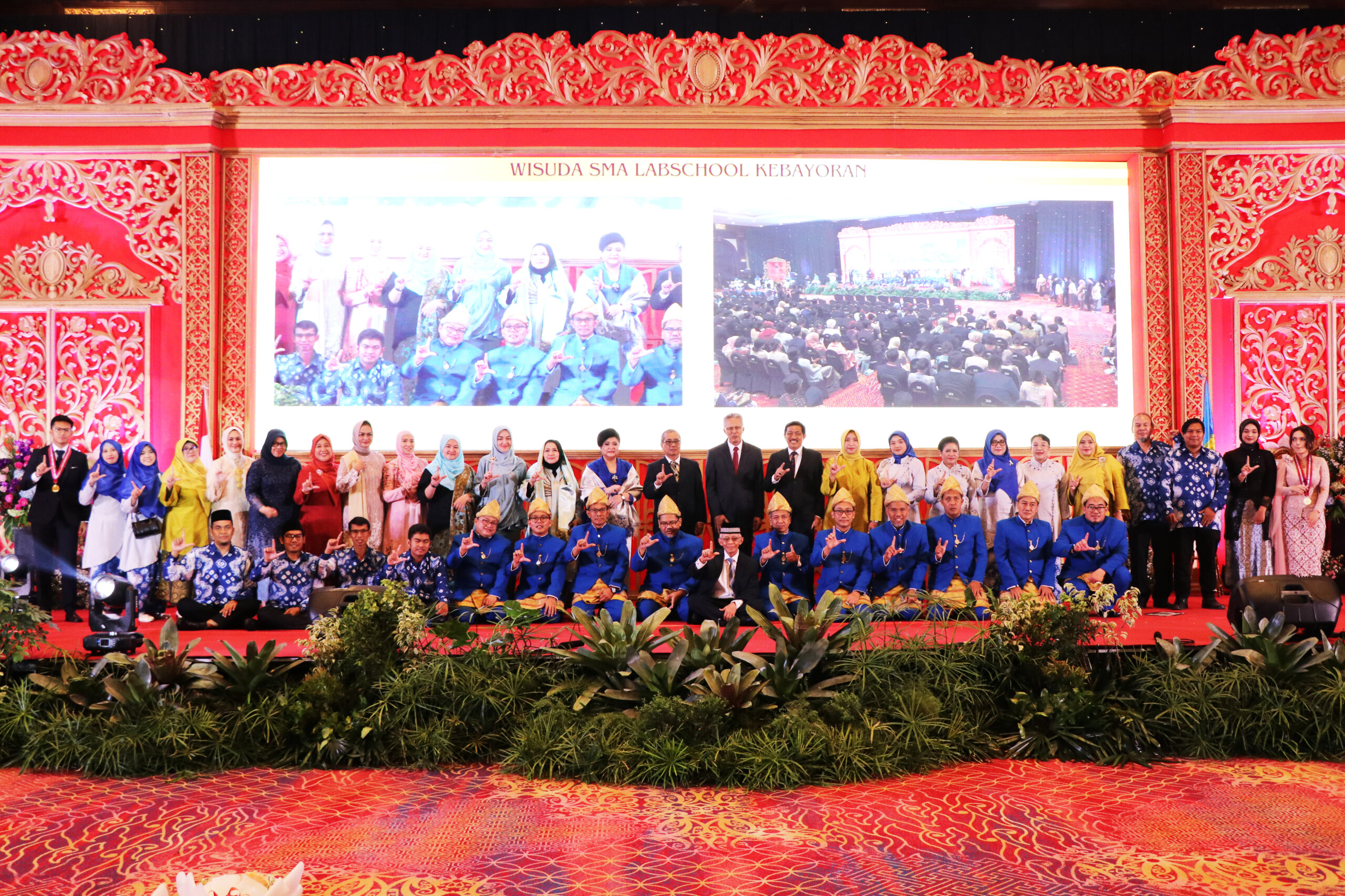 Read more about the article Wisuda Vastagana SMA Labschool Kebayoran