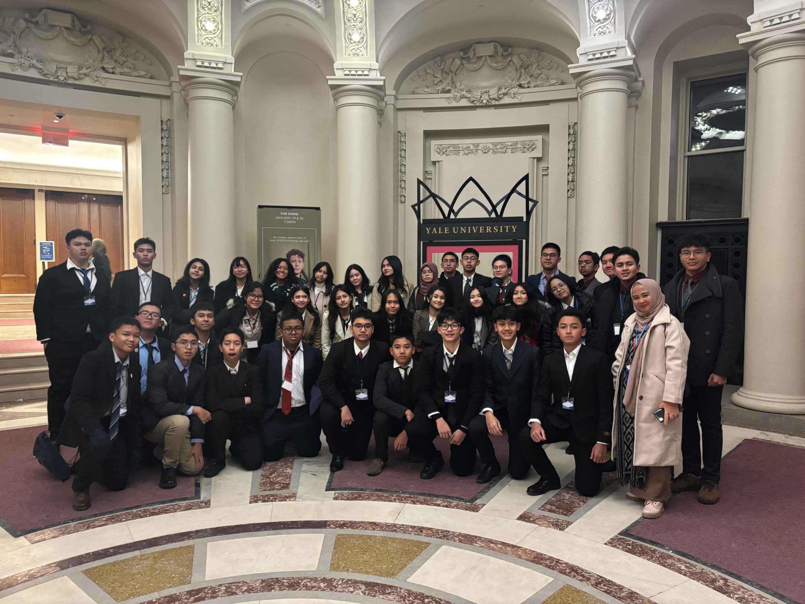 Read more about the article Dua Siswi SMA Labschool Kebayoran Berhasil Menjuarai Kompetisi Internasional Yale MUN 2025 di Amerika