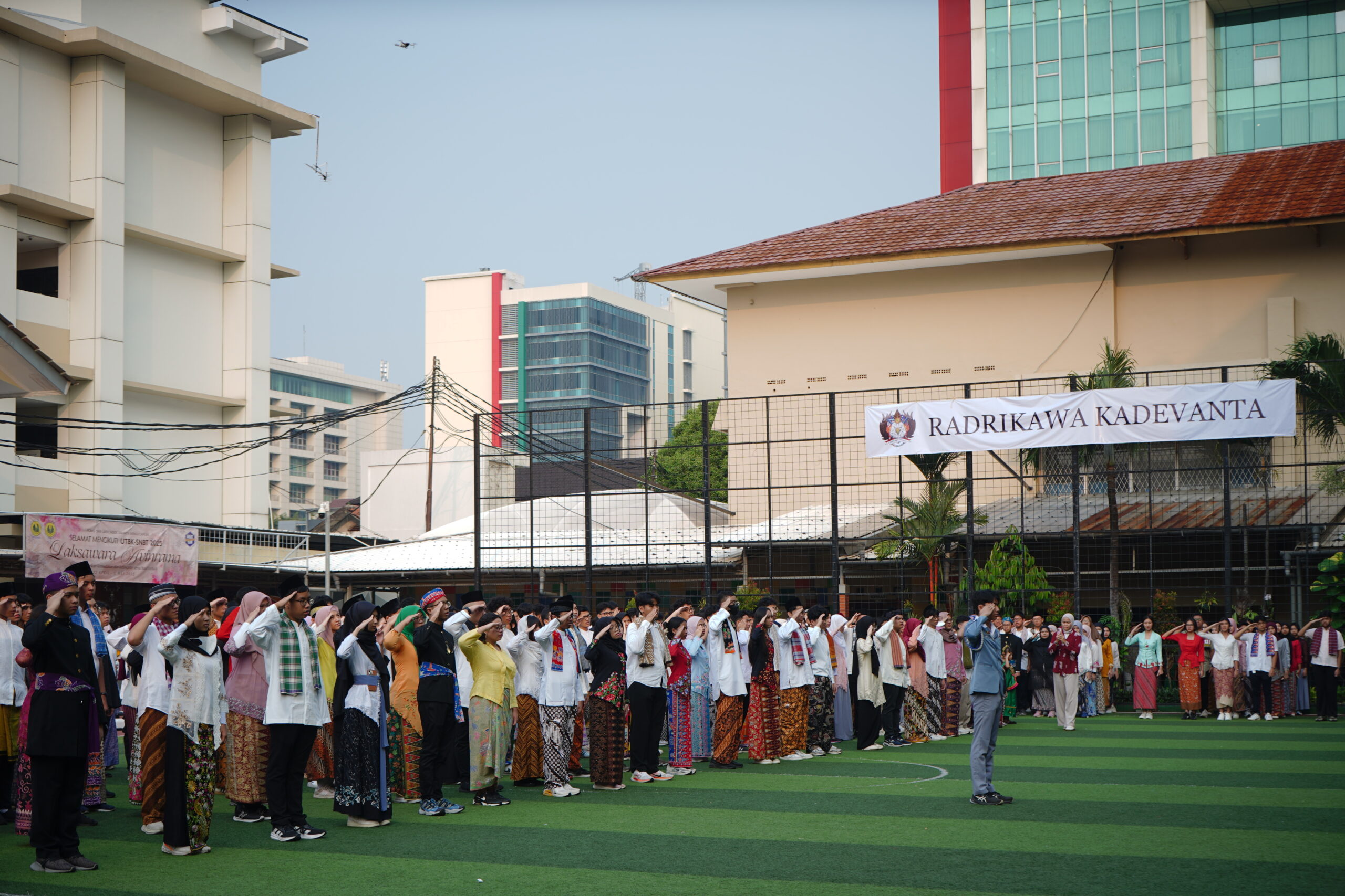 Read more about the article Berpakaian Daerah, Labschool UNJ Peringati Hari Pendidikan Nasional 2025