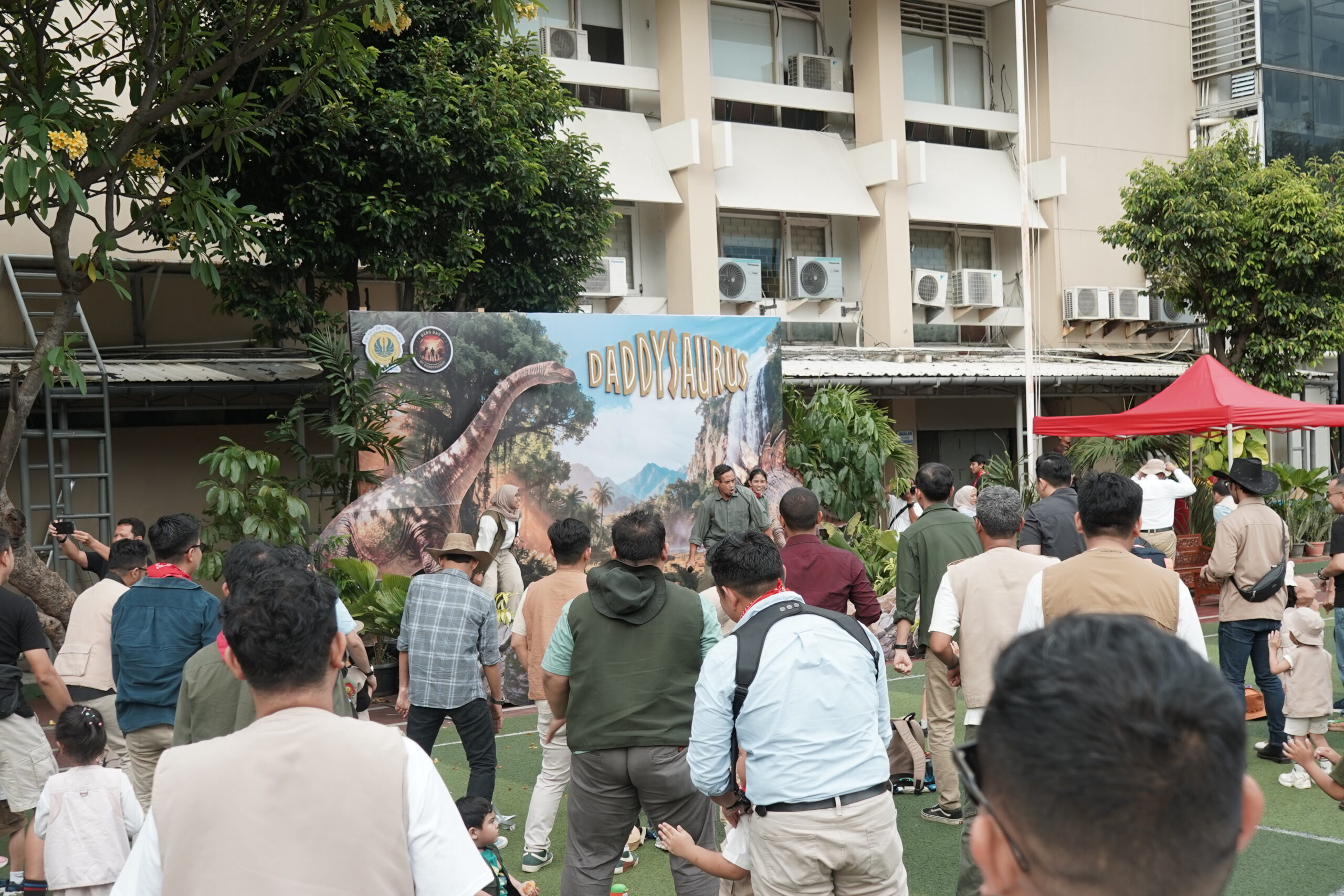 Read more about the article KB TK Labschool Memperingati Hari Ayah Bertema DADDYSAURUS