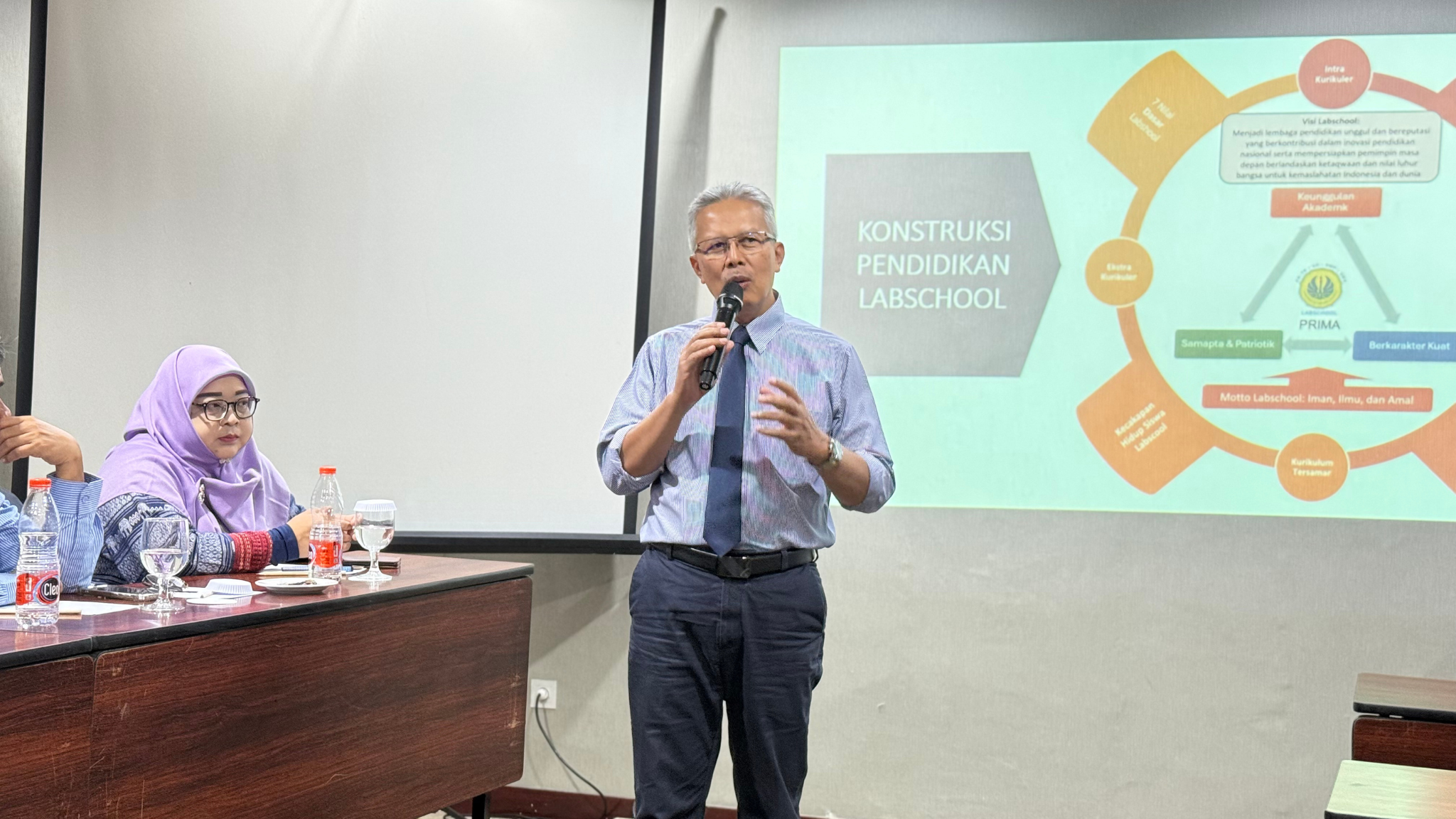 Prof. Dr. Totok Bintoro, M.Pd memberikan materi di Workshop Labschool