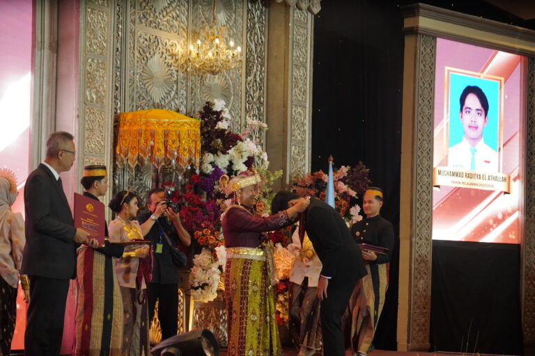 SMA Labschool Jakarta mewisuda calon Wisudawan/wati dengan pengukuhan yang dipimimpin langsung oleh Kepala SMA Labschool Jakarta, Badru Zaman, M.Pd. Mengusung adat Sulawesi dengan tema "Kualleangi Tallanga Natoalia" yang mempunyai arti lebih baik tenggelam daripada surut kembali; Pantang mundur dari perjuangan sebelum mencapai cita-cita Wisuda SMA Labschool Jakarta tahun 2026 dibuka dengan Tari Padupa yang dibawakan oleh tim traditional dance siswa/i SMA Labschool Jakarta.