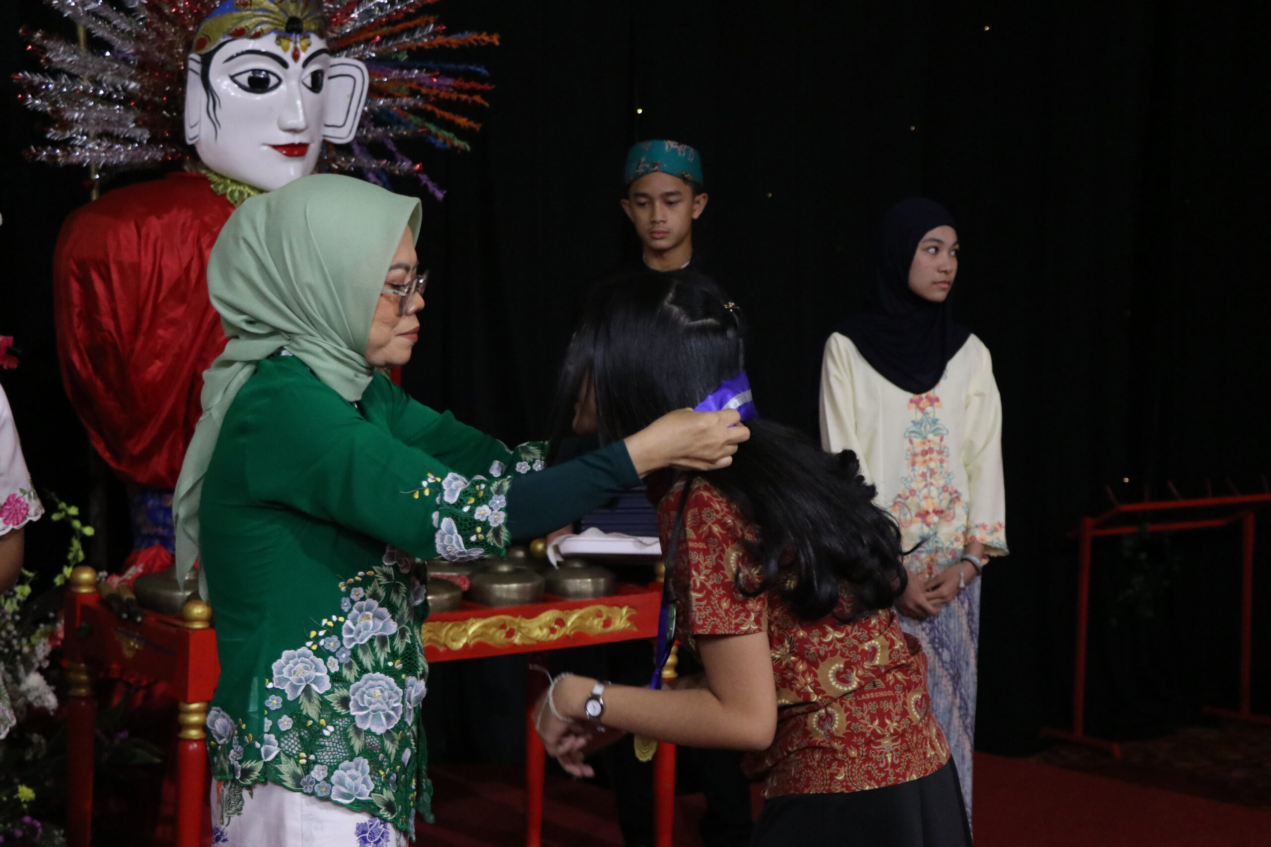 Read more about the article Penuh Haru dan Sukacita Budaya Betawi, SMP Labschool Jakarta Dampingi Kelulusan Angkatan 32 Glorificentia