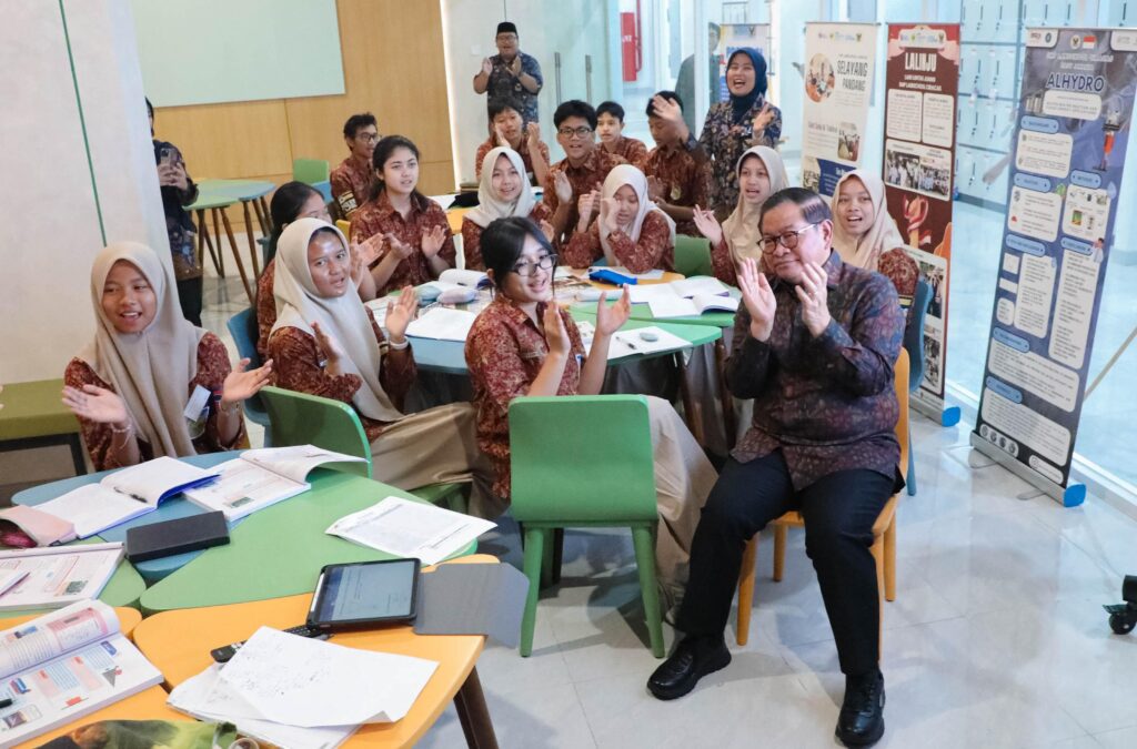 gubernur jakarta resmikan gedung labschool jakarta