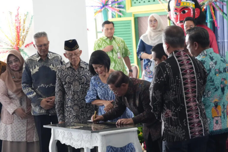 Gubernur jakarta resmikan gedung labschool ciracas